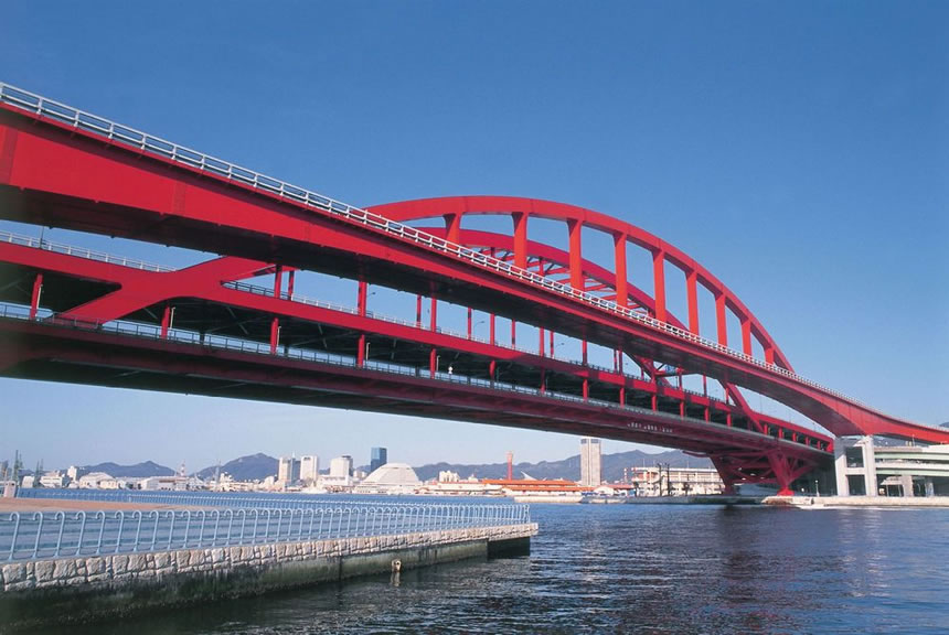 <h5>ポートアイランド（神戸市）</h5>ポートアイランドと神戸のまちの中心部をむすぶ神戸大橋です。日本で初めてのダブルデッキ（2階だてになっている道路）の橋で、歩いてポートアイランドへわたることもできます。
