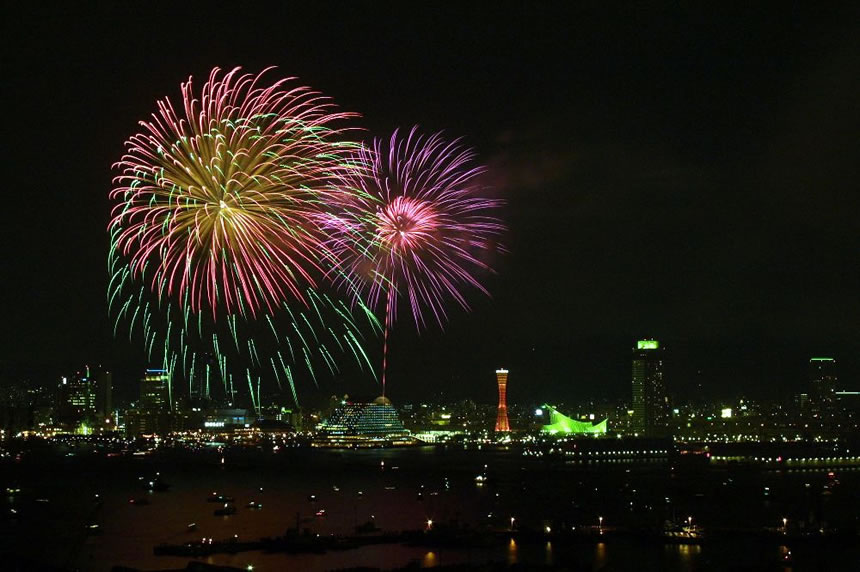 <h5>メリケンパーク（神戸市）</h5>みなとこうべ海上花火大会は打上げ数が10,000発と関西を代表する花火大会です。