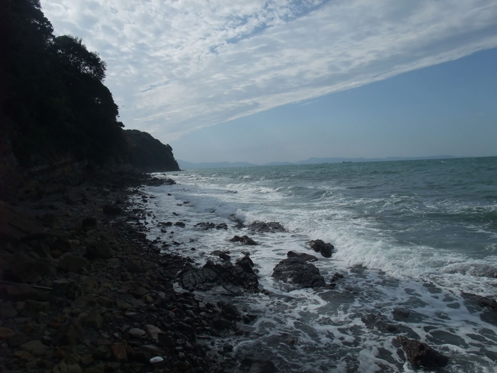 <h5>自然海浜保全地区／長松・小島（岬町）</h5>岬町小島海岸と秋空の風景。自然海浜保全地区は、あるがままの自然状態です。小島海岸では、がけ崩れに注意して下さい。
