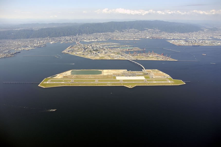 <h5>ポートアイランド（神戸市）</h5>平成18年2月16日、ポートアイランド沖に神戸空港が開港しました。