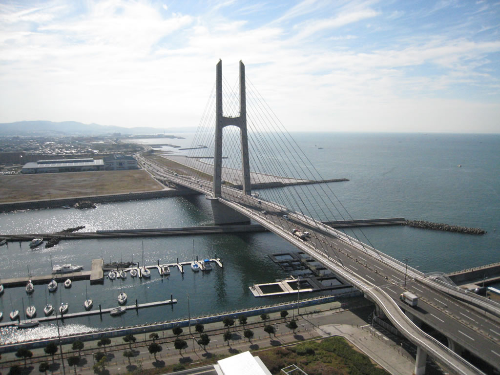 <h5>マーブルビーチ（泉南市、田尻町、泉佐野市）</h5>青い空と海に浮かぶスカイブリッジは、国内最大規模を誇る美しい斜張橋です。