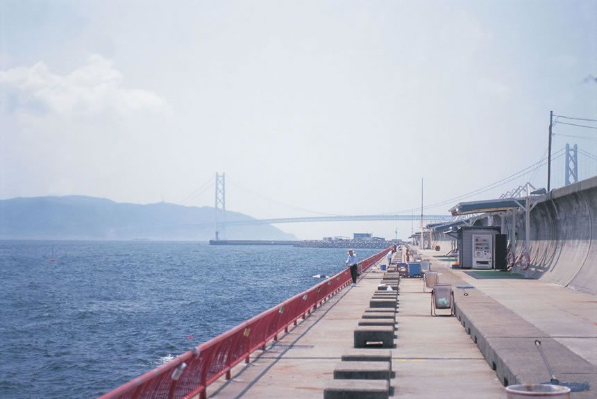 <h5>平磯海釣り公園（神戸市）</h5>淡路島や明石海峡大橋を眺めながら、のんびり釣りを楽しめます。身障者用のトイレ・優先釣り場・スロープなどを完備しています。