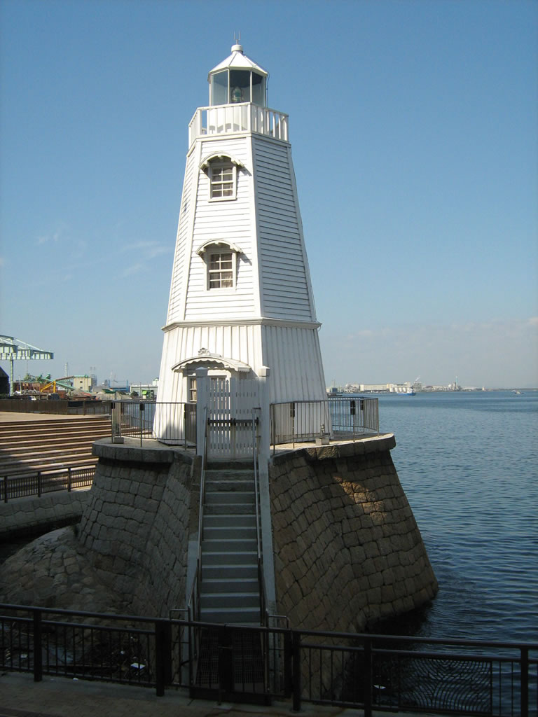 <h5>堺旧港（堺市）</h5>堺旧港南波止場に明治10年（1877年）堺の人々の寄付などにより築造された高さ11.3ｍの六角錘形の灯台。現地に現存する日本最古の木造洋式灯台として国指定史跡になっています。