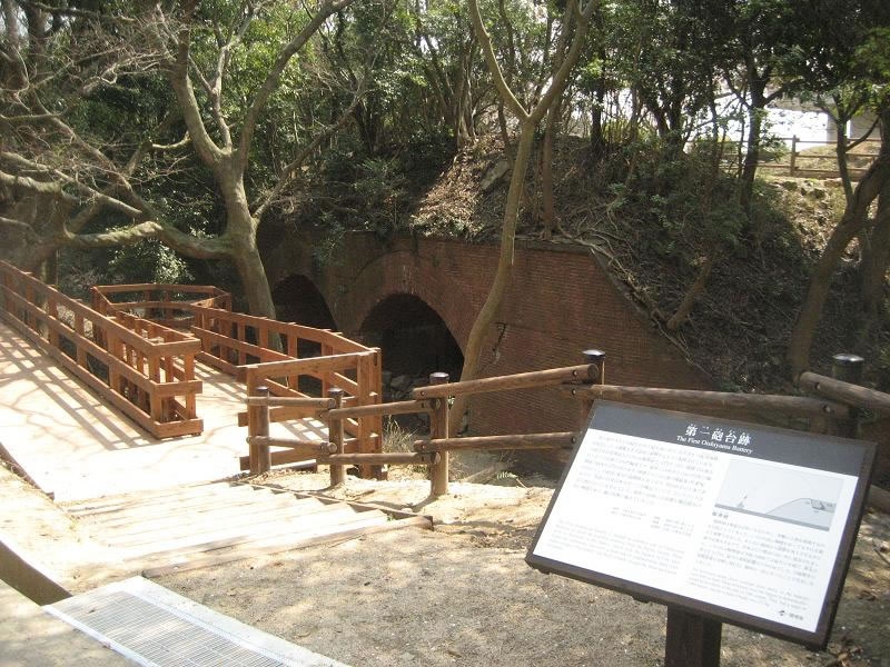<h5>生石公園（洲本市）</h5>公園のある生石山は、旧陸軍の要塞地帯でした。当時の遺構が今も現存します。