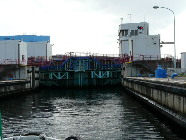 <h5>尼ロック（尼崎市）</h5>海と河川をつなぐ運河。扉が閉じています。