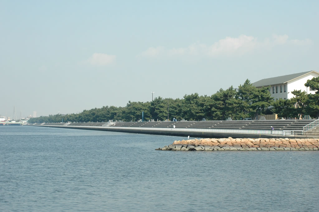 <h5>浜寺公園周辺の港湾風景（高石市）</h5>浜寺水路の様子。水路周辺には浜寺公園、漕艇センターなどの施設があり、市民に幅広く利用されています。